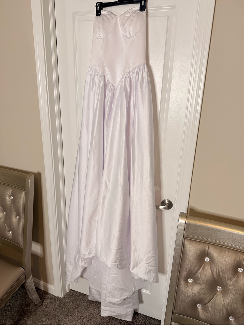 Never Worn Sweetheart Bodice 
Strapless White Wedding Dress with Pockets Size 6